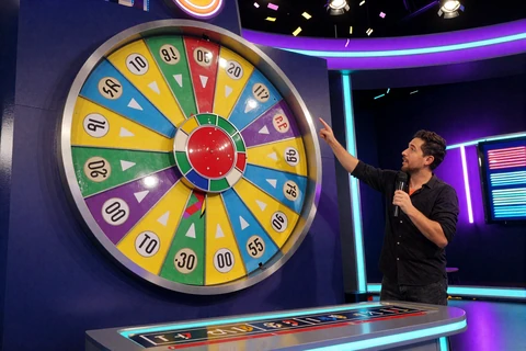 Crazy Time Live-Gameshow mit buntem Gl&uuml;cksrad und Moderator im GambleZen Live Casino
